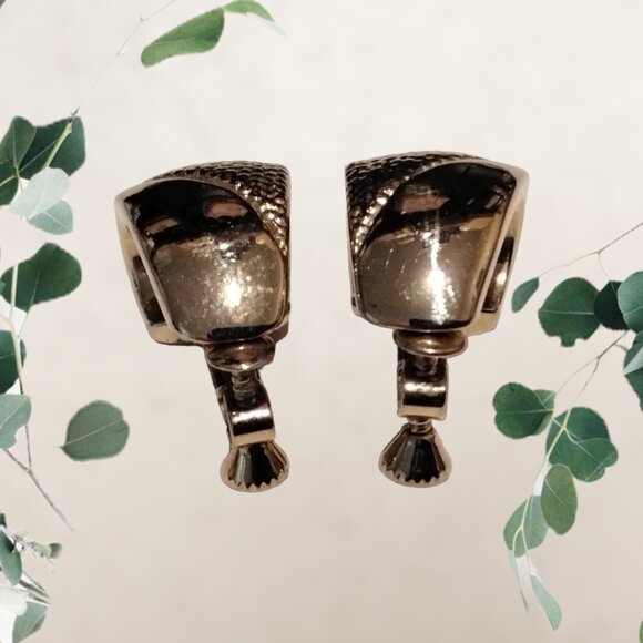 Retro Screw Back Earrings made of Gold Tone Metal in Excellent Condition - Picture 2 of 6